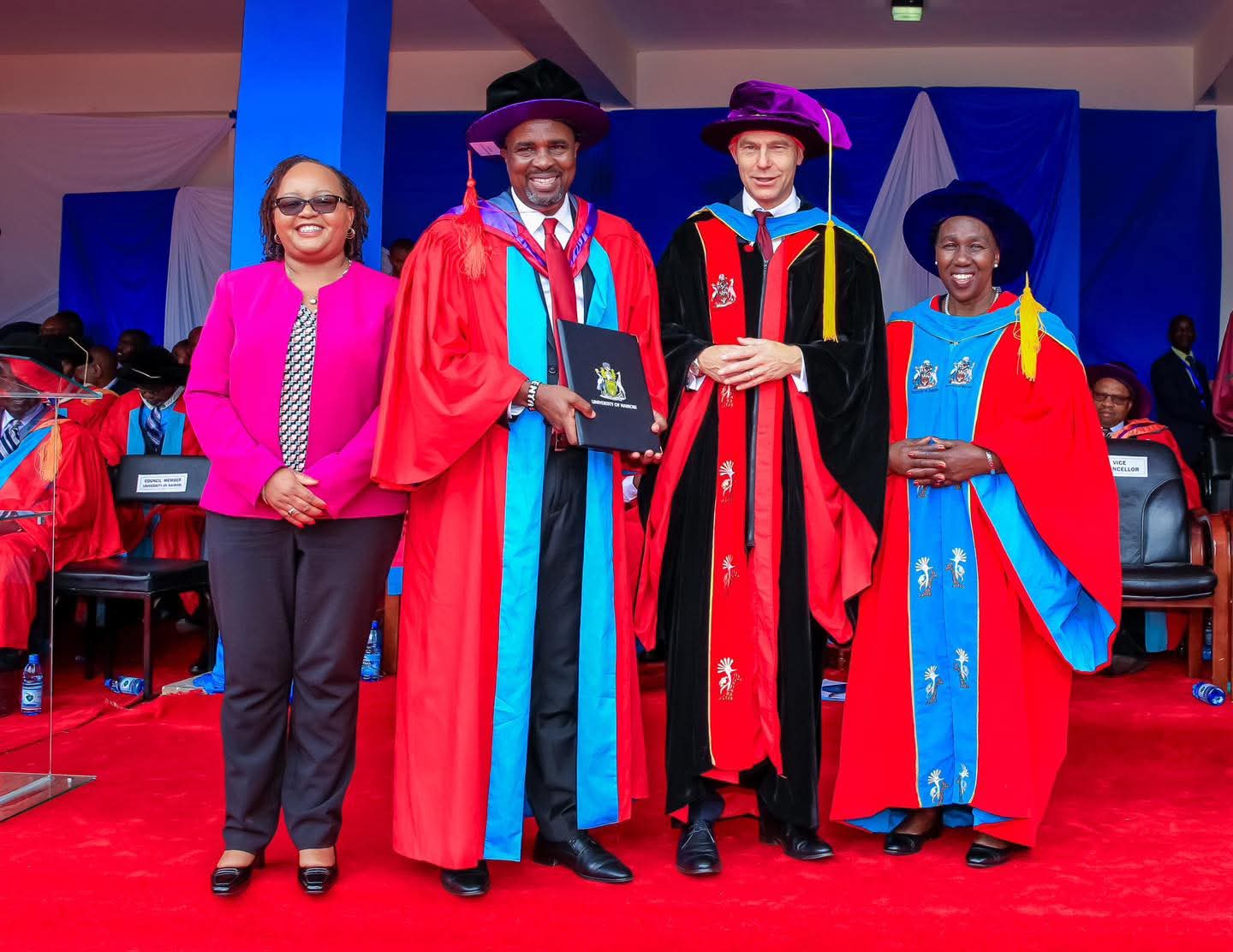 𝗗𝗥. 𝗞𝗔𝗠𝗢𝗧𝗛𝗢 𝗪𝗔𝗜𝗚𝗔𝗡𝗝𝗢, 𝗛𝗨𝗦𝗕𝗔𝗡𝗗 𝗧𝗢 𝗚𝗢𝗩𝗘𝗥𝗡𝗢𝗥 𝗪𝗔𝗜𝗚𝗨𝗥𝗨, 𝗚𝗥𝗔𝗗𝗨𝗔𝗧𝗘𝗦 𝗪𝗜𝗧𝗛 𝗣𝗛𝗗 𝗜𝗡 𝗟𝗔𝗪